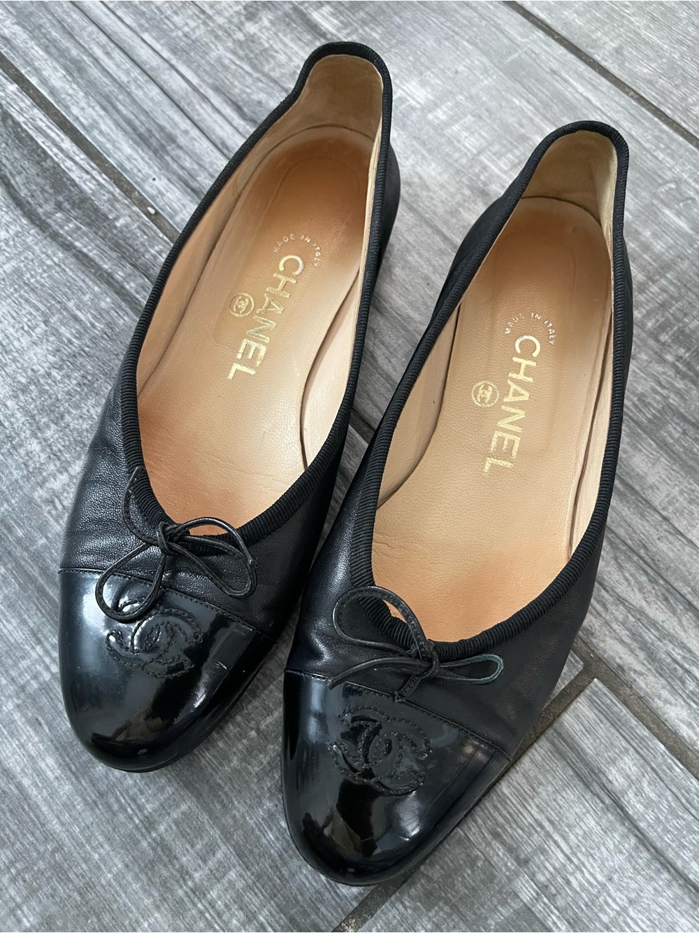 CHANEL Black Leather Cap-Toe CC Logo Ballet Flats